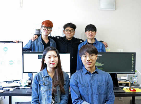 이공계 연구실 정보 검색을 아이템으로 '랩바이랩'을 창업한 DGIST 학부생들. (뒷줄 왼쪽부터)최혁진 대표와 김명현, 김종수, (앞줄 왼쪽부터)김혜진, 김산하 학생.(DGIST 제공)